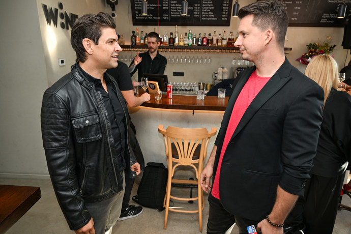 Petr Vojnar se dal do řeči s Karlem Kašákem.