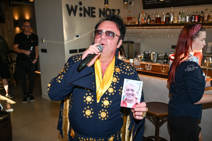O hudební doprovod se pak postaral falešný Elvis.