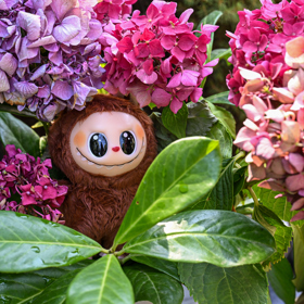 Labubu u hrobu Karla Gotta.