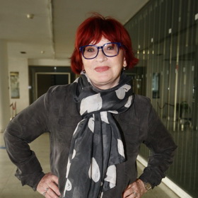 Jana se po této zkušenosti uzavřela do sebe a útěchu našla v knihách.