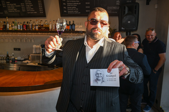 Karlos Vémola přišel zavzpomínat na kamaráda Jiřího Krampola.