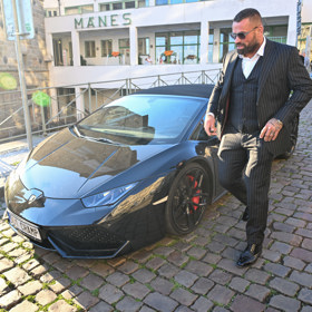 Karlos Vémola u svého luxusního vozu.