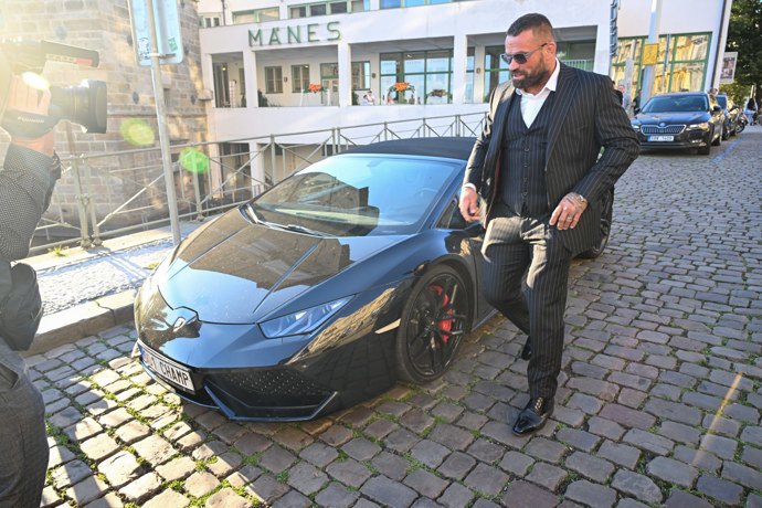 Karlos Vémola u svého luxusního vozu.