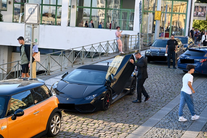 Karlos Vémola na akci dorazil ve svém Lamborghini.
