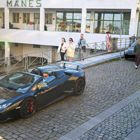 Karlos Vémola ve svém černém Lamborghini, které si pořídil za šest milionů.