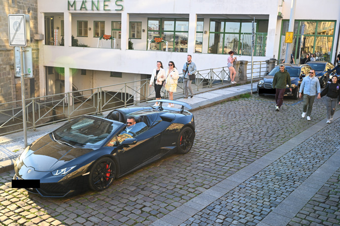 Karlos Vémola dorazil ve svém černém Lamborghini.