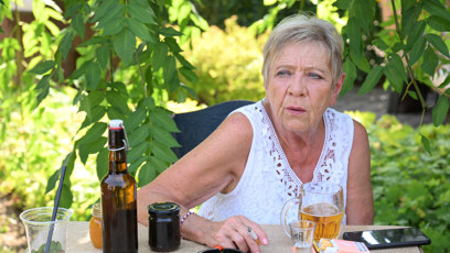 FOTO: Jaroslava Obermaierová si dopřála cigaretku.