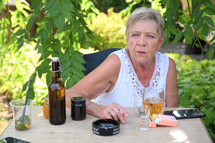 Jaroslava Obermaierová si dopřála cigaretku.