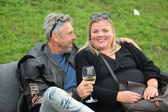 Sklenka alkoholu nemohla chybět.