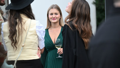 FOTO: Influencerka Sarah Horáková se sklenkou vína.