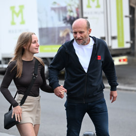 Jiří Ployhar s mladou partnerkou.