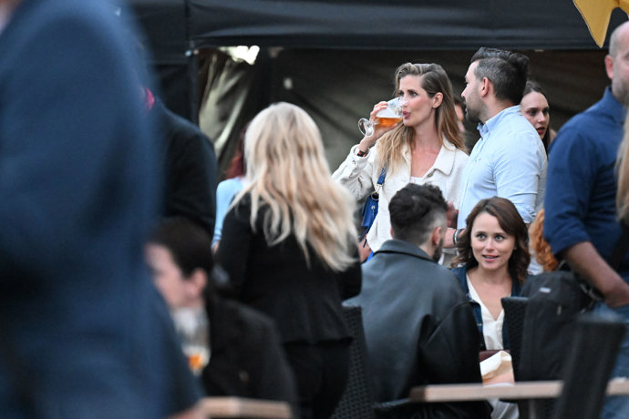 Jana Bernášková si užívala pivo.