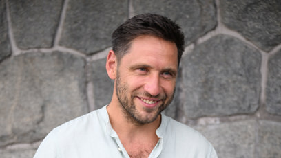 FOTO: Martin se sklenkou vína.