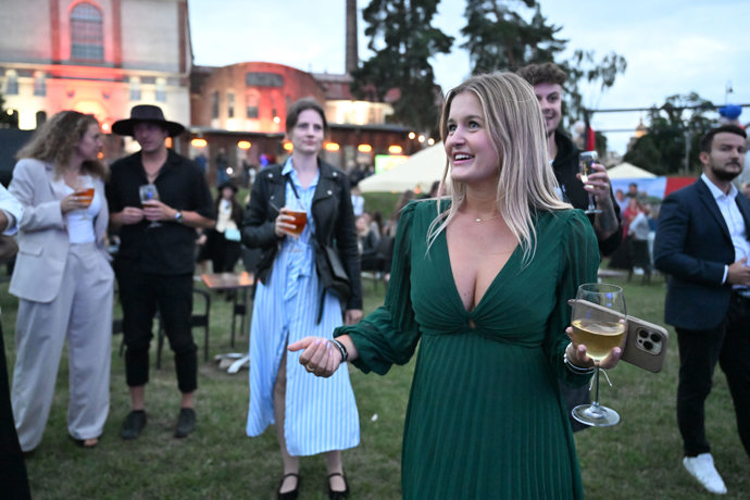 Sarah Horáková na party.