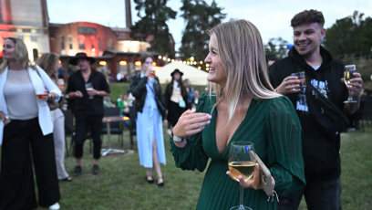 FOTO: Herečka Sarah Horáková na party.