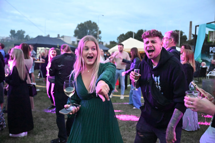 Sarah Horáková na party.