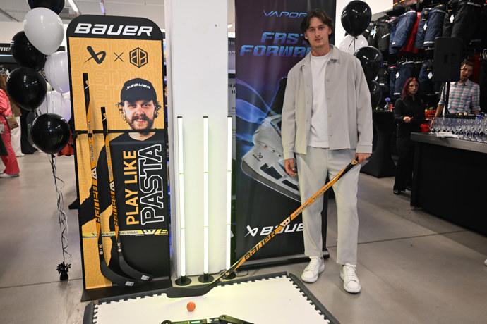 Vláďa si zkusil dribling v prodejně.