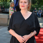 Herečka si zahraje manželku gamblera, který vyhraje velké peníze. 