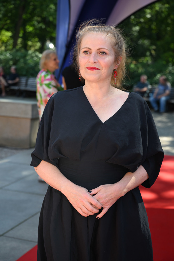 Herečka si zahraje manželku gamblera, který vyhraje velké peníze. 