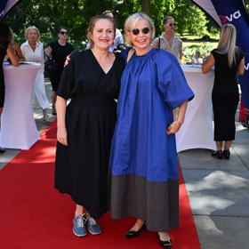 Na červeném koberci potkala Eva kolegyni Janu Švandovou.