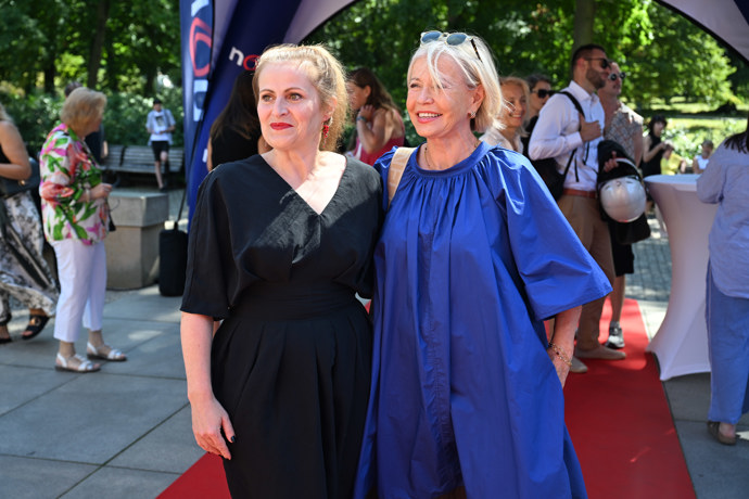 Každá zvolila na letní večírek pohodlné šaty jednoduchého střihu. 