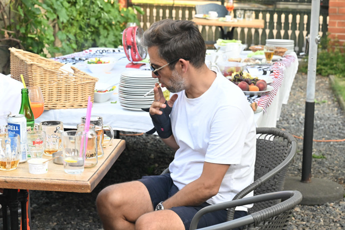 Janek Bartoška si dopřával cigaretku.