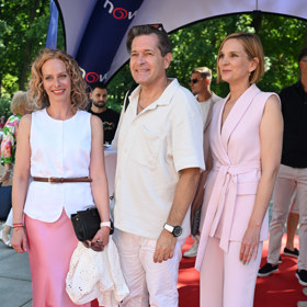 Oblékla nemačkavý kalhotový kostýmek v pastelově růžové barvě ze své vlastní skříně. 