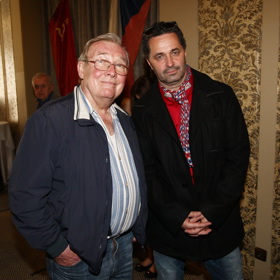 Herec Rudolf Jelínek (na snímku s Martinem Dejdarem) měl velmi pohnutý závěr života, kdy o něj vedla spor jeho o 30 let mladší žena s jeho potomky. Českého Jamese Bonda můžete sledovat v seriálu Dobrá Voda.