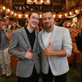 Alex si zahrál malou roli ve filmu Pod parou.