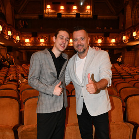 Premiéru v pražské Lucerně pojali Michal s Alexem jako pánskou jízdu. Alex oblékl elegantní kárované sako značky Bandi. 