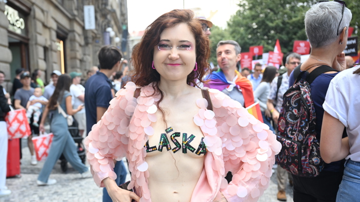 Eva Toulová odhalila hrudník.