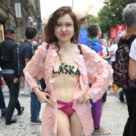 Eva Toulová a její další bizarní obleček.