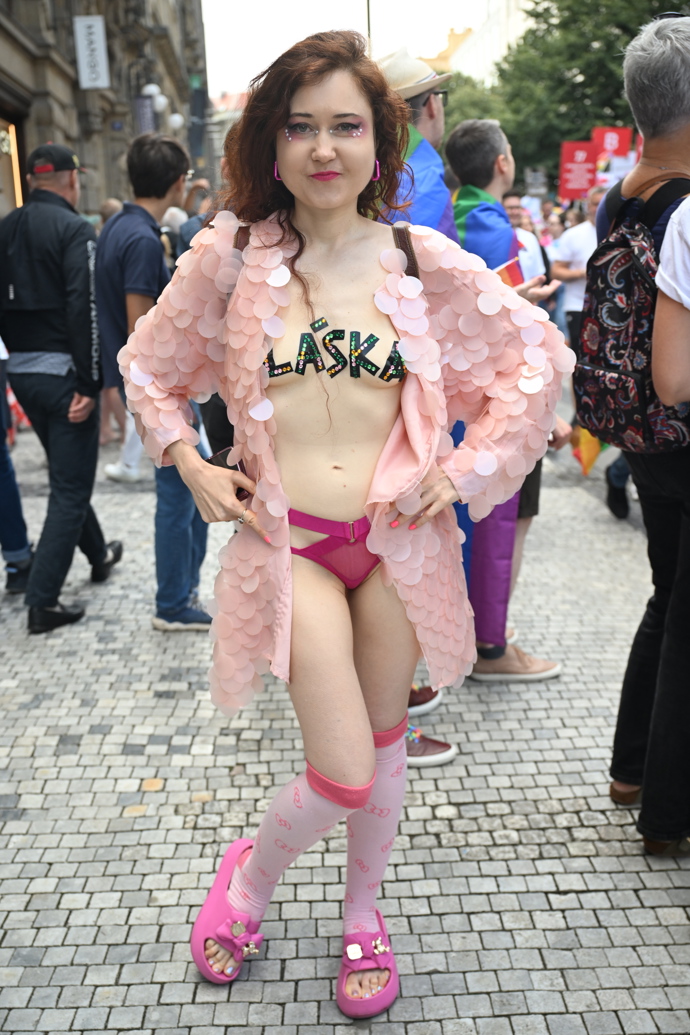 Eva Toulová a její další bizarní obleček.