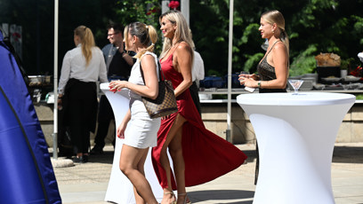 FOTO: Denise Ayverdi měla odvážné šaty.