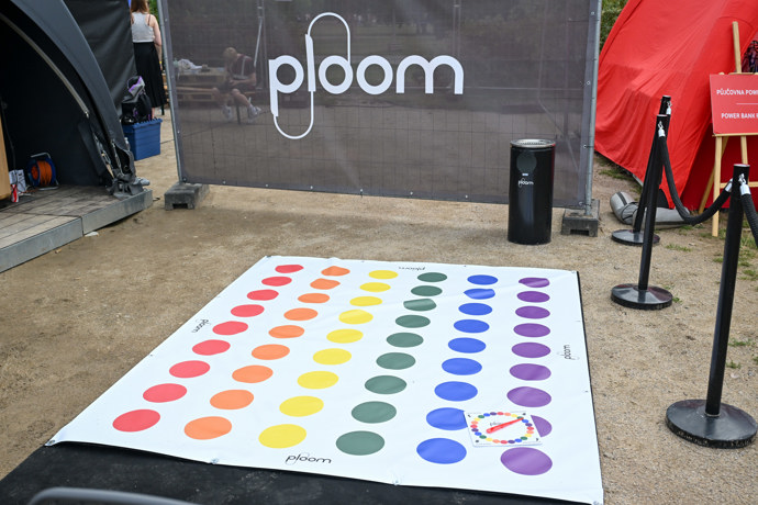 Twister před Ploom loungem.
