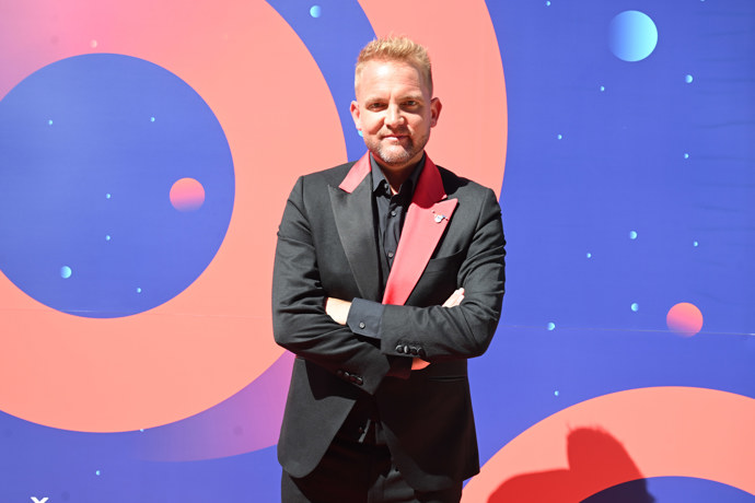 Na večírku televize Nova už představil svůj pánský oblek doplněný o typické rudé prvky. 