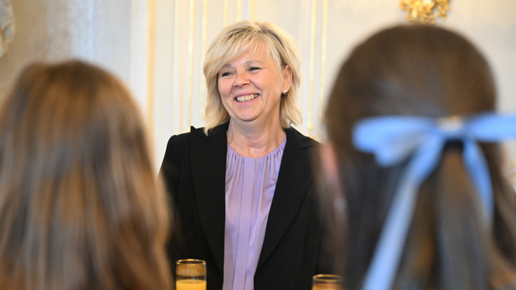 První dáma Eva Pavlová v lila halence.