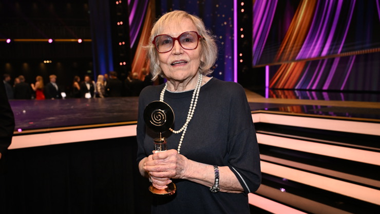 Marta Kubišová se soškou.