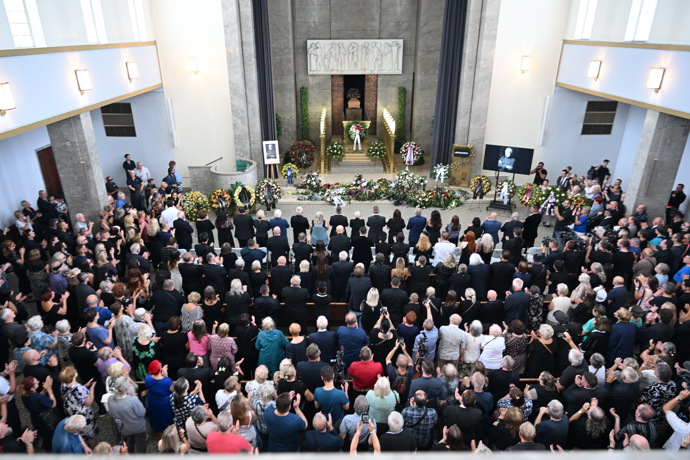 Poslední rozloučení s Jiřím Krampolem ve strašnickém krematoriu.