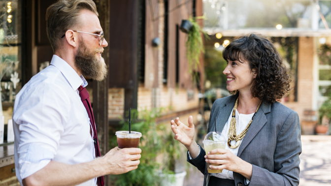 Small talk s lehkostí: Osvojte si tyto triky a zvládněte letní večírky s grácií