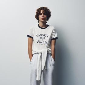 Tepláky už jsou v ulicích na denním pořádku a nejde zrovna o slušivý kousek, pokud se navíc nijak nedoladí.