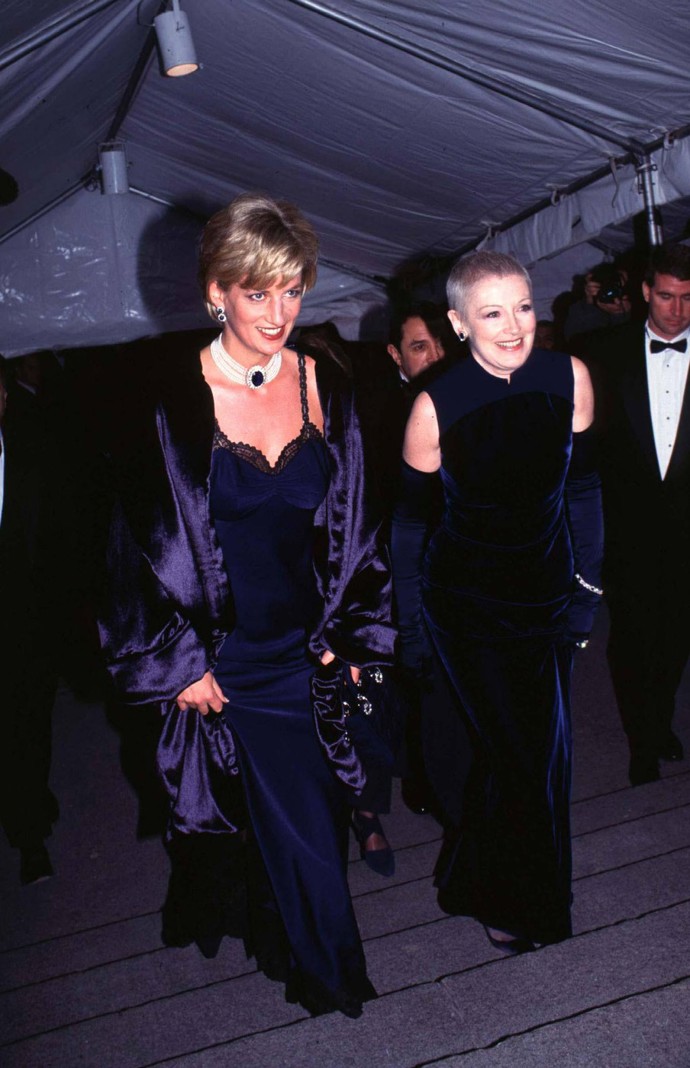 Na Met Gala v roce 1996 tak ke zděšení tvůrce samého dorazila Diana v půlnočně modrých slipových šatech.