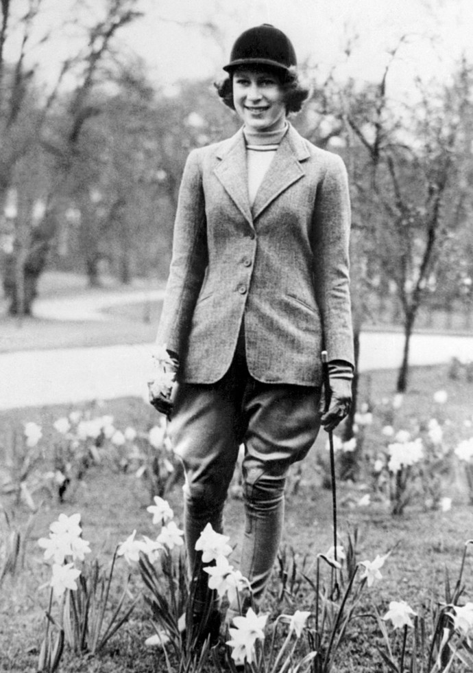 Šestnáctiletá princezna postupně rostla do krásy. Na snímku z roku 1942. Elizabeth zůstala za války v bombardované Anglii, i když měla možnost ukrýt se v Kanadě. Její matka Alžběta ale odmítla opustit otce, krále Jiřího VI., a ten přirozeně ze země utéct nemohl.