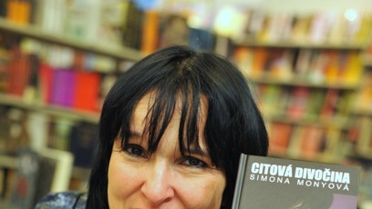 FOTO: Simona Monyová při jedné z mnoha autogramiád.