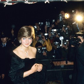 Pak už Diana rebelovala záměrně. Například na první oficiální akci po boku svého snoubence, prince Charlese, si v březnu 1981 vzala černé šaty odhalující ramena. Ač k róbě od Davida a Elizabeth Emanuelových patřil pléd, Diana jeho potenciál příliš nevyužila.