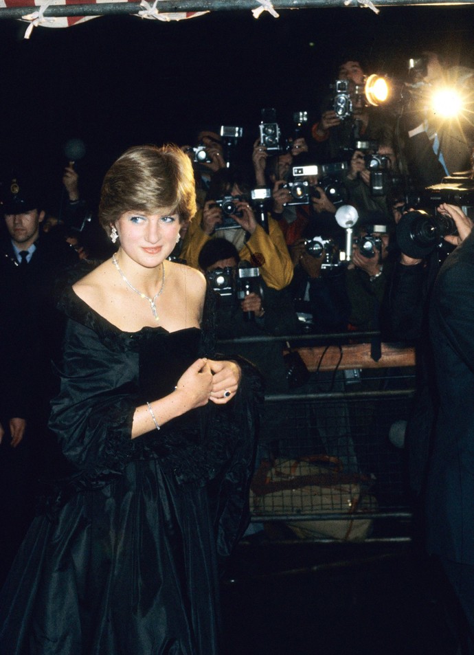 Pak už Diana rebelovala záměrně. Například na první oficiální akci po boku svého snoubence, prince Charlese, si v březnu 1981 vzala černé šaty odhalující ramena. Ač k róbě od Davida a Elizabeth Emanuelových patřil pléd, Diana jeho potenciál příliš nevyužila.