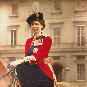 Jako jediná ve Spojeném království mohla vyměnit koně za auto, aniž by musela vlastnit řidičský průkaz.