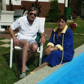 Herec Jiří Kodet s manželkou na zahradě jejich domku na okraji Prahy.