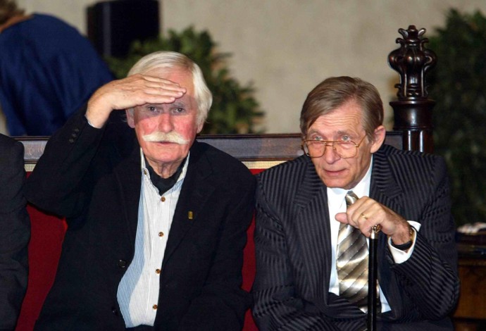 Jiří Kodet je držitelem Medaile Za zásluhy 1. stupně, kterou získal v roce 2003. Na slavnostním večeru se potkal s výtvarníkem Adolfem Bornem.