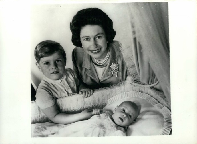 V lednu 1964 zapózovala Alžběta II. se svými nejmladšími syny - novorozeným princem Edwardem a o čtyři roky starším princem Andrewem.